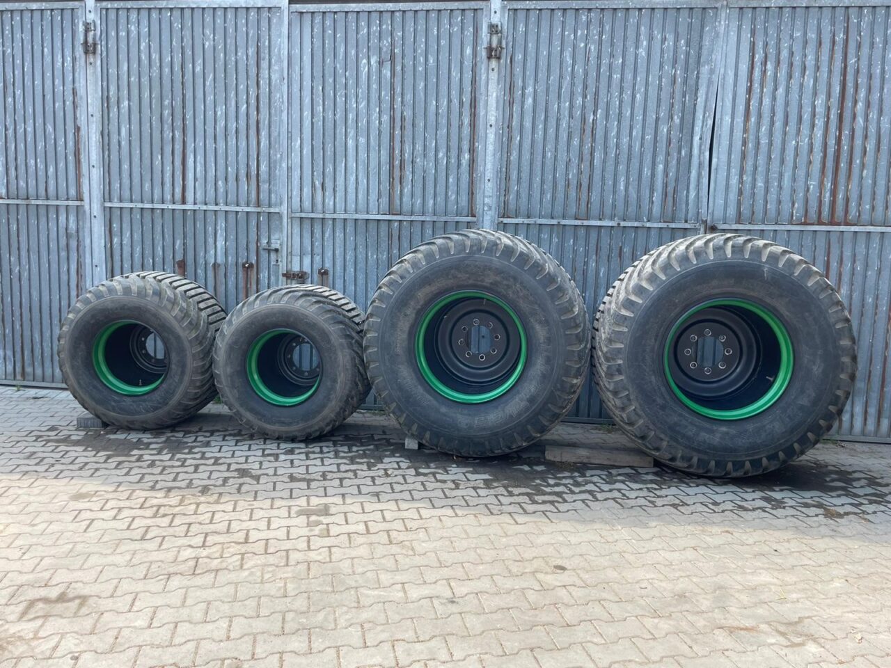 Turf Tires, set